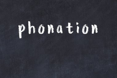 Tebeşir el yazısıyla yazılmış yazı karakteri siyah masada.