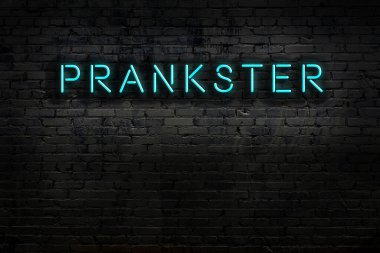 Duvara yazı yazan bir neon levhası. Gece görünümü