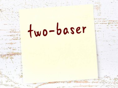 Tahta duvardaki sarı yapışkan notta el yazısıyla yazılmış iki temel yazı var.