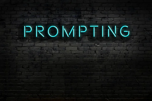 Geceleri duvarda neon levhası var. Yazı istemcisi