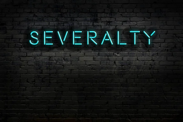 Geceleri duvarda neon levhası var. Yazı keskinliği