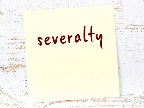 Şiddetle ilgili hatırlatma kavramı. Tahta duvarda üzerinde yazı olan sarı yapışkan kağıt.