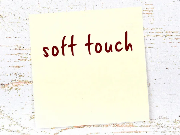 Gele Plakkerige Notitie Houten Muur Met Handgeschreven Inscriptie Soft Touch — Stockfoto
