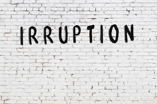 Yazı tahrişi, beyaz tuğla duvara siyah boya ile yazılmış..