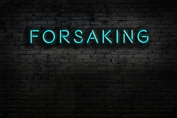 Üzerinde tuğla duvara karşı terk edilmiş bir yazı olan neon levhası. Gece görünümü