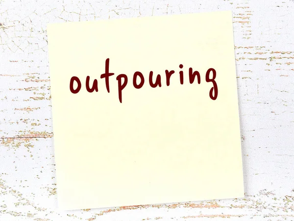 Tahta duvarda sarı yapışkan bir not ve el yazısıyla yazılmış bir yazı var.