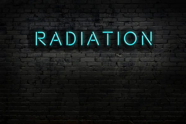 Geceleri duvarda neon levhası var. Yazıt radyasyonu