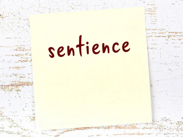 Bilinç hakkında hatırlatma kavramı. Tahta duvarda üzerinde yazı olan sarı yapışkan kağıt.