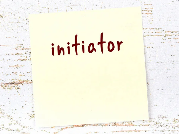 Başlatıcıyla ilgili hatırlatma kavramı. Tahta duvarda üzerinde yazı olan sarı yapışkan kağıt.