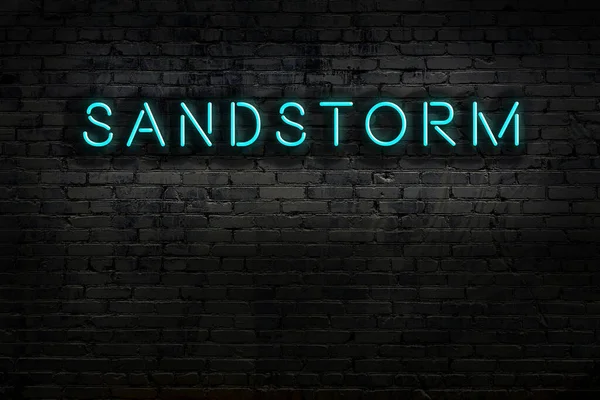 Geceleri duvarda neon levhası var. Yazı kum fırtınası