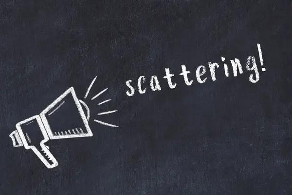 Hoparlör çizimi ve yazıtlarla dağılmış siyah karatahta.