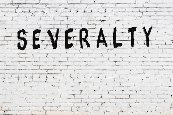 Yazıt kesiği beyaz tuğla duvarda siyah boyayla yazılmış..