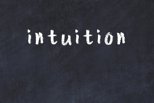 Üzerinde el yazısıyla yazılmış önsezi olan üniversite yazı tahtası.