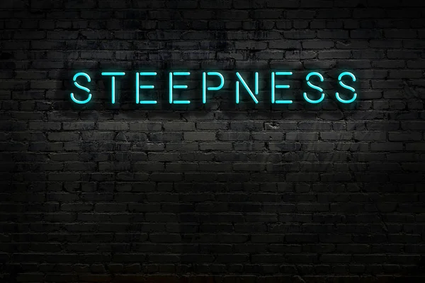 Duvarda dikenli yazılar olan neon tabela. Gece görünümü