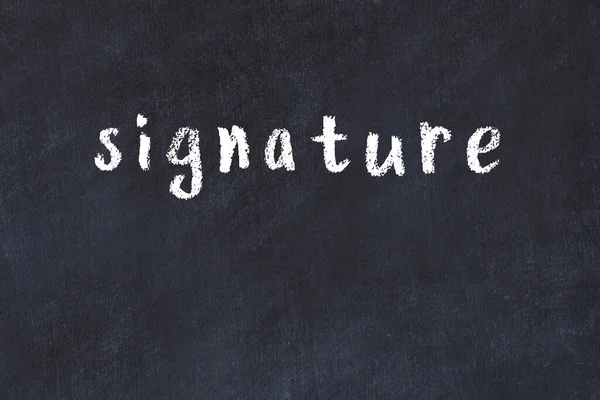 Siyah masadaki tebeşir el yazısı imzası