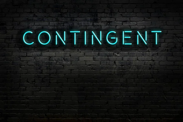 Geceleri duvarda neon levhası var. Yazı grubu