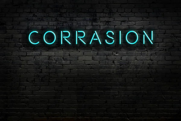 Geceleri duvarda neon levhası var. Yazı aşınması