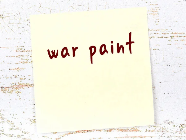 战争绘画的概念 木制墙壁上印有题词的黄色粘贴纸 — 图库照片