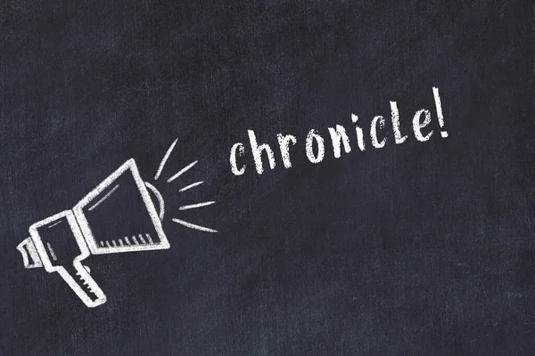 Hoparlörün tebeşir çizimi ve siyah masanın üzerine el yazısıyla yazılmış günlük.