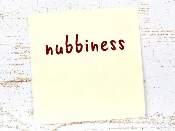 Tahta duvardaki sarı yapışkan notta el yazısıyla yazılmış şişkinlik var.