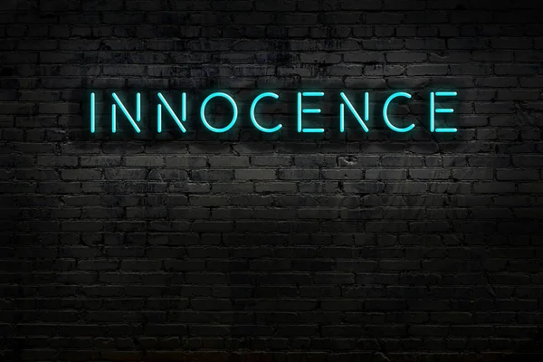 Geceleri duvarda neon levhası var. Yazıt masumiyeti