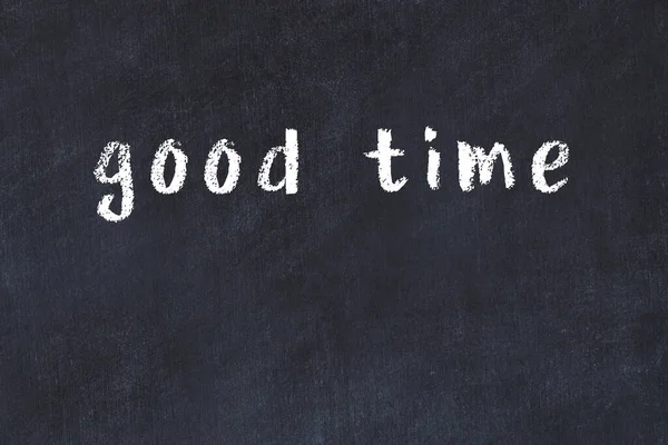 Tebeşir el yazısıyla yazılmış. Siyah masada iyi vakit geçirin.