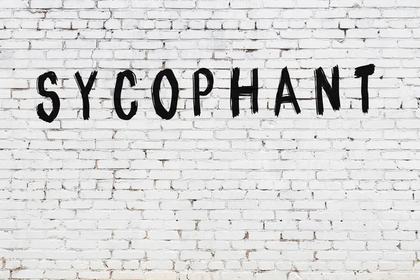 Yazılı beyaz tuğla duvar. Siyah boyalı el yazısı.