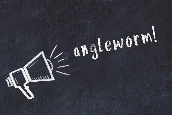 Hoparlörün tebeşir çizimi ve siyah masanın üzerine el yazısıyla yazılmış bir solucan.