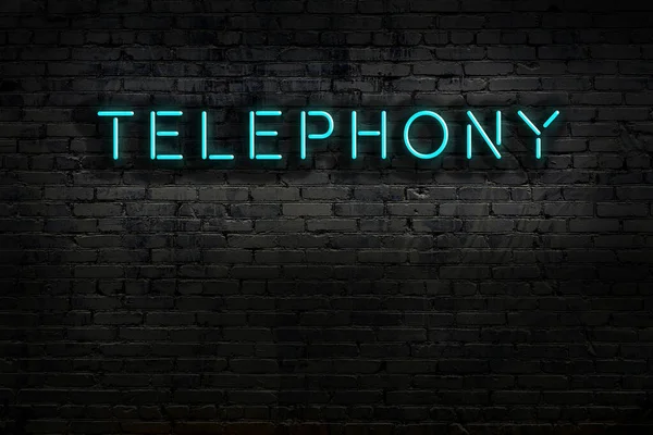 Geceleri duvarda neon levhası var. Yazı telefonu.