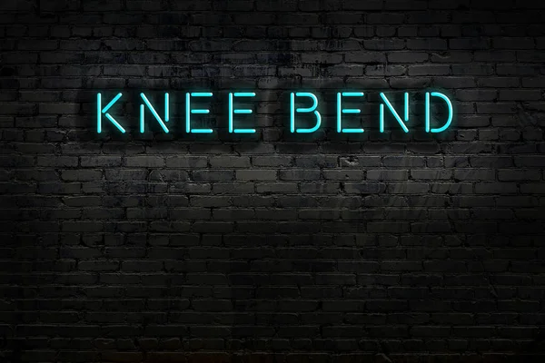 Geceleri duvarda neon levhası var. Yazı dizini bük