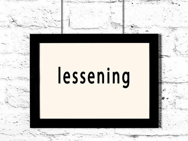 Üzerinde yazı olan siyah ahşap çerçeve beyaz tuğla duvarda sallanıyor. 