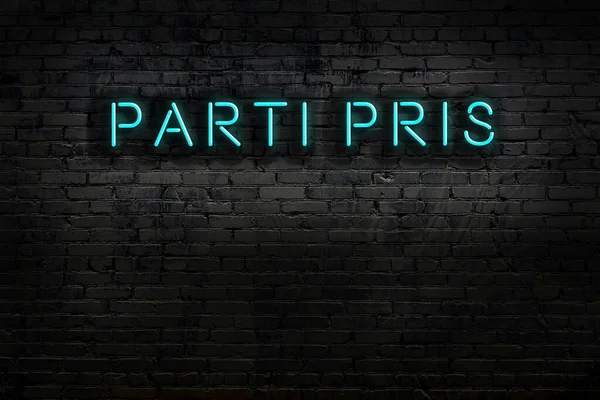 Geceleri duvarda neon levhası var. Yazma parti pris