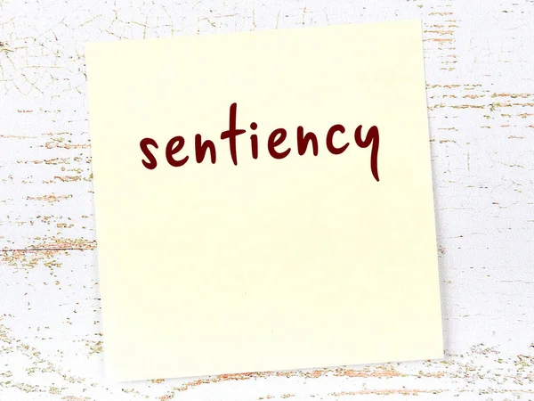 Tahta duvardaki sarı yapışkan notta el yazısı duyarlılığı var.