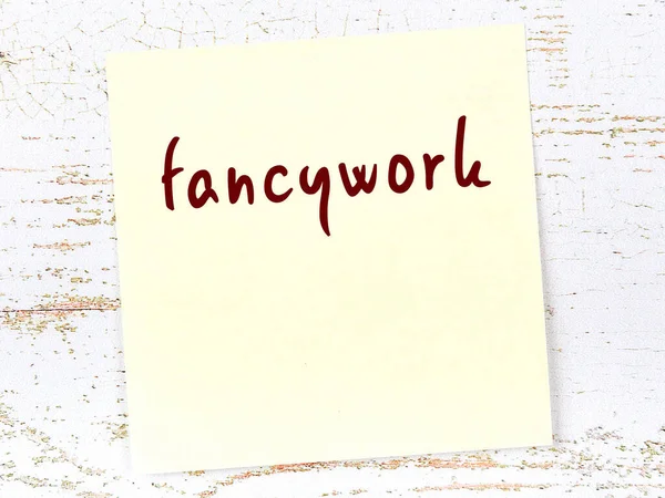 Süslü işlerle ilgili hatırlatma kavramı. Tahta duvarda üzerinde yazı olan sarı yapışkan kağıt.