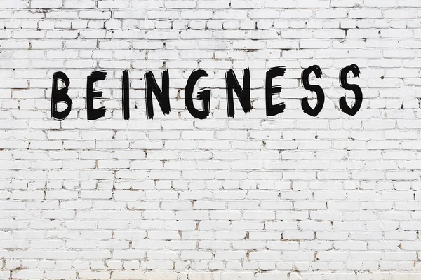 Yazıtlar beyaz tuğla duvara siyah boya ile yazılmış..