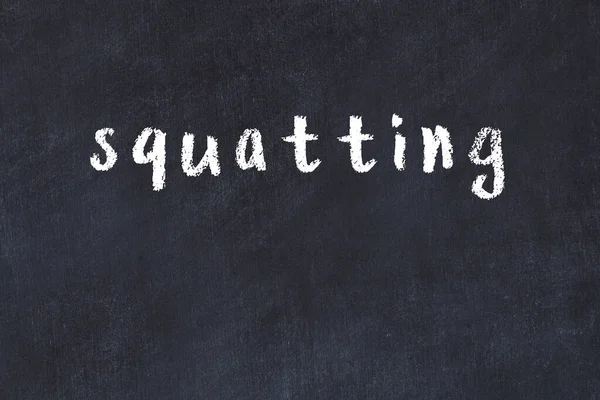 Üzerinde el yazısıyla yazılmış bir yazı tahtası olan üniversite tahtası.