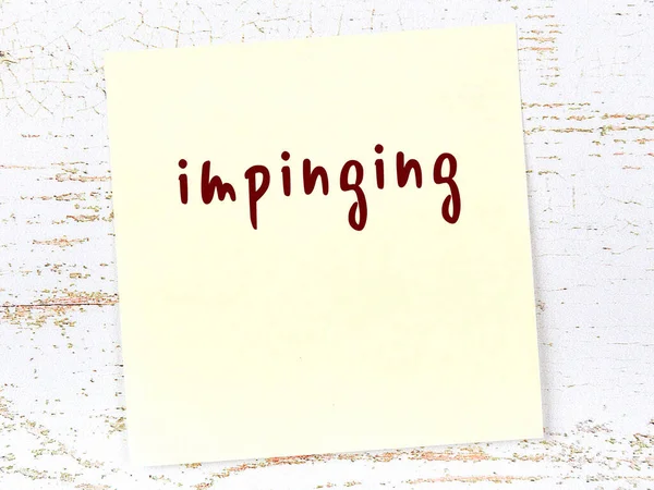 Tahta duvardaki sarı yapışkan notta elle yazılmış yazılar var.