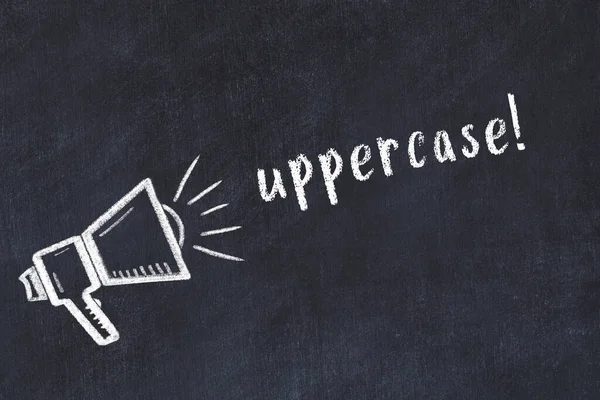 Hoparlörün tebeşir çizimi ve siyah masanın üzerine el yazısıyla yazılmış yazı büyük harf.