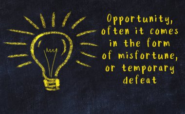 Bir karatahtaya ve bir ampul çizimine elle yazılmış akıllı bir alıntı.