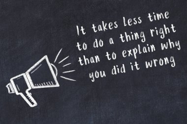 Bir hoparlörün tebeşir çizimi ve siyah karatahtaya el yazısıyla yazılmış alıntılar