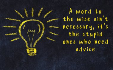 Bilgece bir alıntı ve siyah karatahtaya bir ampul çizimi