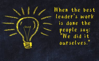 Bilgece bir alıntı ve siyah karatahtaya bir ampul çizimi