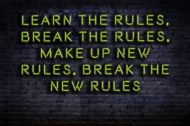 Tuğla duvardaki ışıklı neon tabela olarak bilgece alıntı