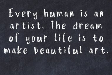 Siyah masa üzerine tebeşirle yazılmış zekice bir söz.