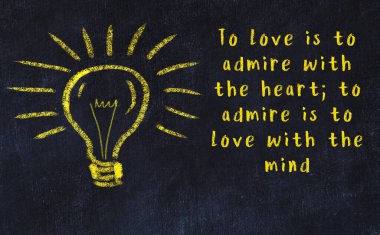 Bilgece bir alıntı ve siyah karatahtaya bir ampul çizimi