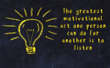 Bir karatahtaya ve bir ampul çizimine elle yazılmış akıllı bir alıntı.