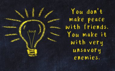 Bilgece bir alıntı ve siyah karatahtaya bir ampul çizimi