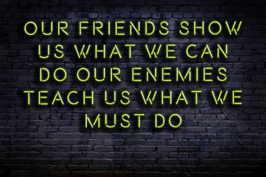 Tuğla duvardaki ışıklı neon tabela olarak bilgece alıntı