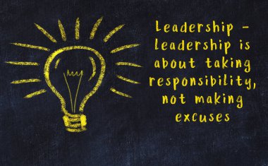 Bilgece bir alıntı ve siyah karatahtaya bir ampul çizimi