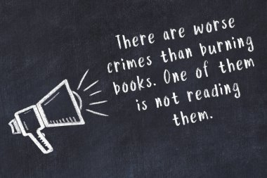 Bilge motivasyonel yazıtlı siyah karatahtaya hoparlör çizimi